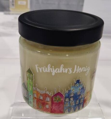 Eindrücke aus Bienenwelt eurobee: Das Honigglas mit einer auf das Glas gedruckten Stadt-Silhouette gewann den Publikumspreis