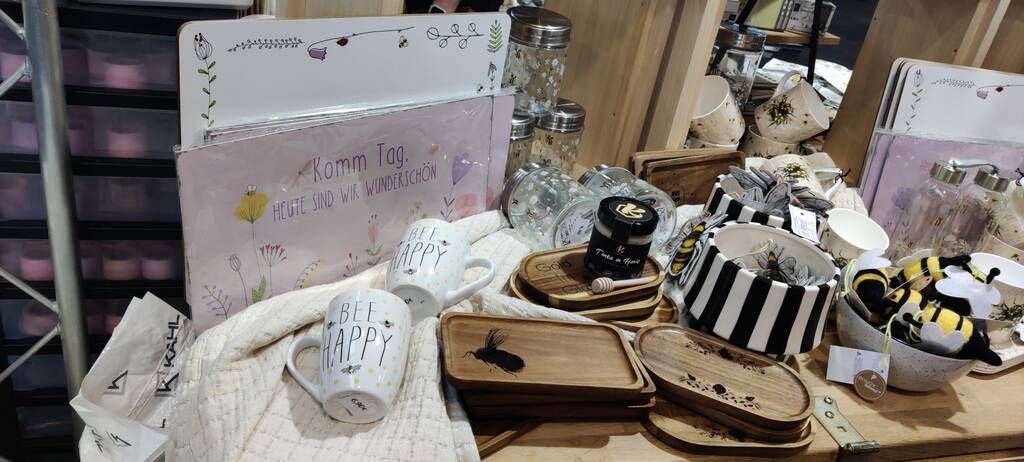 Eindrücke aus Bienenwelt eurobee: Auch schöne Kleinigkeiten für den Haushalt waren zu finden: Servietten, Kissen, Tassen mit Bienenmotiven
