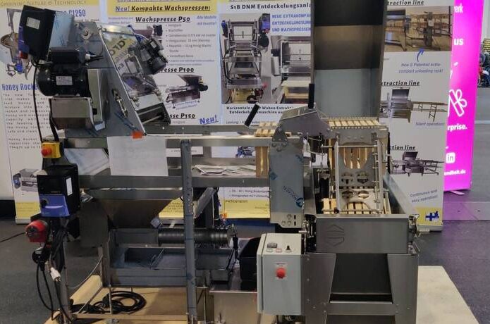 Eindrücke aus Bienenwelt eurobee: Eine kleine Schleuderstraße für kleine Räume, die auch nicht so teuer ist, wie die großen.